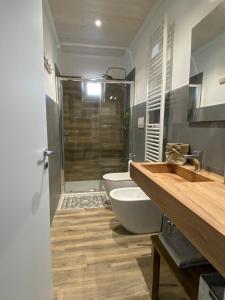 uma casa de banho com uma banheira, um WC e um lavatório. em Casa Paolina em Uggiano la Chiesa