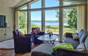 sala de estar con sofá, sillas y mesa en Pet Friendly Home In Lvsj With House Sea View, en Lovsjö