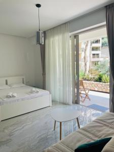 um quarto com 2 camas, uma mesa e um pátio em AURA TOWER Apartments by Gaby em Rafailovici mais 37 fotografias