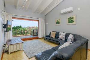 サウスブルームにあるSan Lameer Villa 14108 - 4 Bedroom Classic - 8 pax - San Lameer Rental Agencyのリビングルーム(ソファ、大きな窓付)