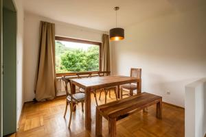 una sala da pranzo con tavolo, sedie e finestra di Cottage 110 a Wösendorf