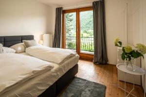 1 dormitorio con 2 camas y ventana en Cottage 110, en Wösendorf