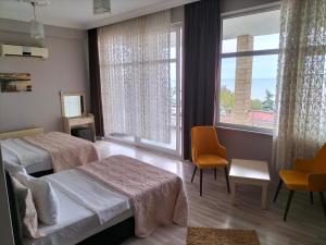 ein Hotelzimmer mit 2 Betten und einem Fenster in der Unterkunft KUMSAL OTEL in Unye