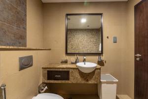 Koupelna v ubytování Nasma Luxury Stays - White Haven Studio With Charming Cityscape Views