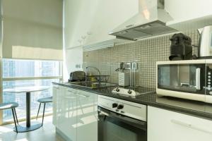 Kuchyň nebo kuchyňský kout v ubytování Nasma Luxury Stays - White Haven Studio With Charming Cityscape Views
