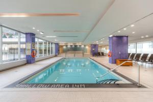 una gran piscina en un gran edificio en Lakefront Retreat: Designer Suite w/Stunning Views, en Toronto