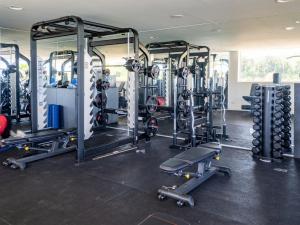 ein Fitnessstudio mit viel Ausrüstung in einem Zimmer in der Unterkunft Alcazaba Lagoon 2425 Luxury private beach in Estepona