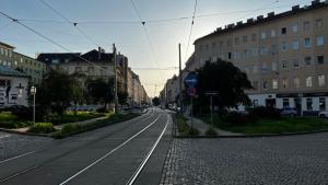 une rue vide dans une ville avec des bâtiments dans l'établissement BLOOM - Cozy Apartment, 5 stops to City Center, à Vienne