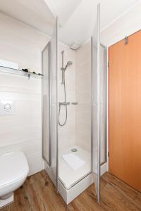 bagno con doccia e servizi igienici. di Pension Nordkap a Bensersiel