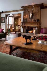 Appartement d'Exception - Jardin Alpin - Courchevel 1850にあるラウンジまたはバー