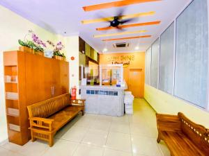 Habitación con 2 bancos y ventilador de techo. en Sun Inns Hotel Puchong en Puchong
