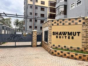 una señal para suites shawmut en el lateral de un edificio en Midtown Executive Suites CBD With Large Balcony, en Nakuru