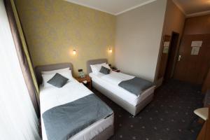 una habitación de hotel con 2 camas en una habitación en Hotel Alina en Wiesbaden