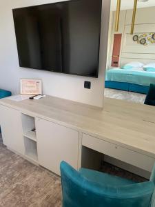 TV a/nebo společenská místnost v ubytování Hotel Coroana