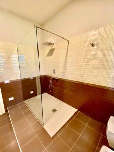 ein Bad mit einer Dusche und einem WC in der Unterkunft Nido al Lido in Noto
