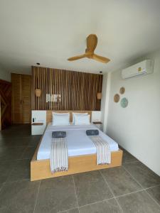 um quarto com uma cama e uma ventoinha de tecto em LOLISEA Luxe view villas em Salad Beach