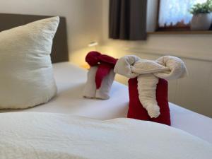 - 2 serviettes sur un lit dans une chambre d'hôtel dans l'établissement Pension Jagerhof - Sommercard Inkl - 5 Min zum Hochzeiger, à Jerzens