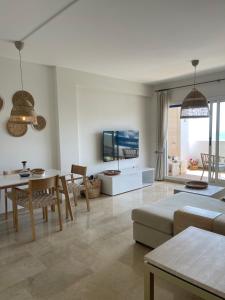 La Duquesa Appartement 507 في مانيلفا: غرفة معيشة مع أريكة وطاولة