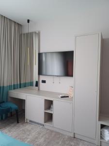 TV a/nebo společenská místnost v ubytování Hotel Coroana