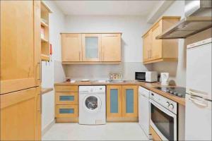 una cocina con lavadora y lavadora en Luxury Two Bedroom Apt in Dublin, en Dublín 11 fotos más