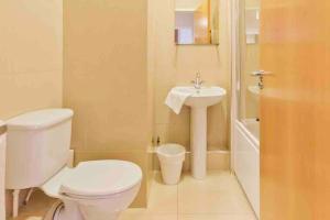 bagno bianco con servizi igienici e lavandino di Luxury Two Bedroom Apt in Dublin a Dublino