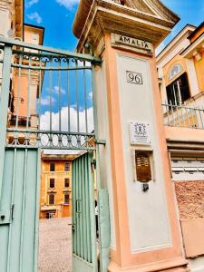 uma entrada para um edifício com uma porta verde em Eccelso Suites em Roma