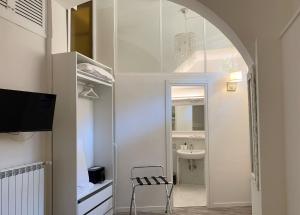 uma pequena casa de banho com um lavatório e um espelho em Eccelso Suites em Roma