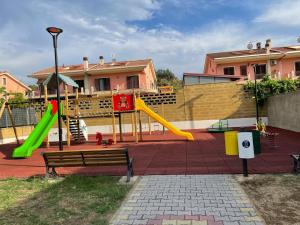 une aire de jeux avec toboggan et toboggan dans l'établissement Residence Don Turi, à Villafranca Tirrena