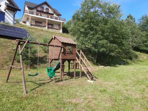 Plac zabaw dla dzieci w obiekcie Apartamenty Wilcza Knieja