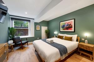 ein Schlafzimmer mit einem großen Bett und grünen Wänden in der Unterkunft Host & Stay - Catharine Quarters in Liverpool