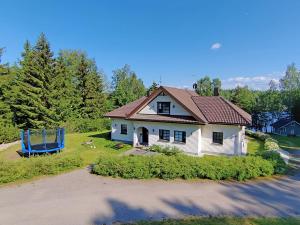 uma casa com um banco azul em frente em Villa Grinberg em Mäntyharju