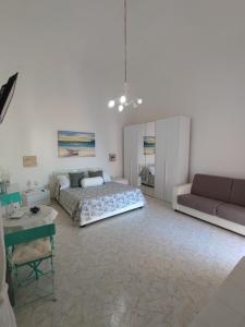 ein Wohnzimmer mit einem Bett und einem Sofa in der Unterkunft La casa di Nonna Rosa in Procida