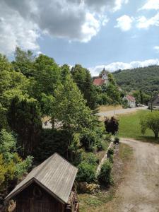 une ancienne grange dans un champ à côté d'une route dans l'établissement Burgenwelt im wilden Süden, à Münsingen