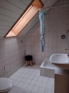 bagno con lavandino, servizi igienici e finestra di Burgenwelt im wilden Süden a Münsingen
