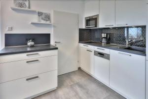 Kuchyň nebo kuchyňský kout v ubytování Terrassenhaus Duhnen Wohnung 77
