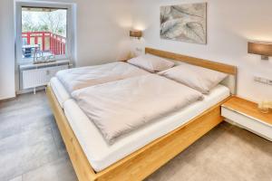 Postel nebo postele na pokoji v ubytování Terrassenhaus Duhnen Wohnung 77
