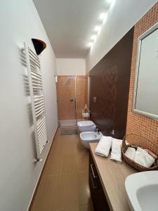 bagno con 2 servizi igienici, lavandino e doccia di Contrada Cafaro a Salerno