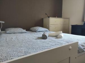 Ένα ή περισσότερα κρεβάτια σε δωμάτιο στο Maisonnette 1 chambre Climatisation Calme Jardin BBQ Plages