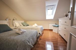 1 Schlafzimmer mit 2 Betten und einem Fenster in der Unterkunft camiño dos faros in Ponteceso