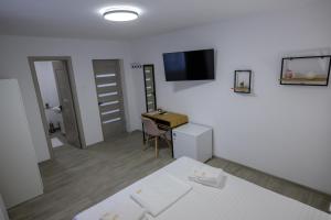 TV a/nebo společenská místnost v ubytování Vila RD