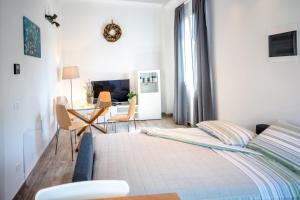Dormitorio blanco con cama y mesa en La Casetta en Riccò del Golfo di Spezia