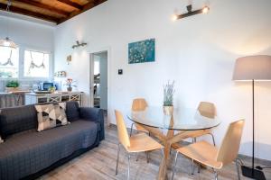 uma sala de estar com uma mesa e um sofá em La Casetta em Riccò del Golfo di Spezia