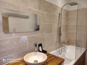 Ένα μπάνιο στο Maisonnette 1 chambre Climatisation Calme Jardin BBQ Plages +21 φωτογραφίες