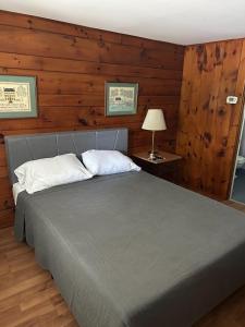 ein großes Bett in einem Zimmer mit Holzwänden in der Unterkunft The Reserve on Church in Saratoga Springs