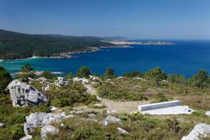 eine Insel inmitten eines Wasserkörpers in der Unterkunft camiño dos faros in Ponteceso