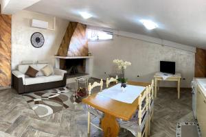Μια τηλεόραση ή/και κέντρο ψυχαγωγίας στο Penthouse di charme in borgo vicino al mare
