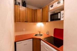 A cozinha ou cozinha compacta de Agence Des Orres - Les Mélèzes d'Or - T2 + Coin nuit - MZ2120