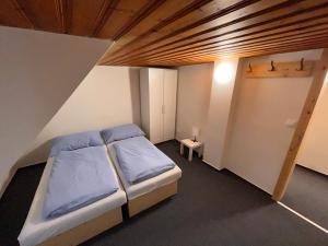 Postel nebo postele na pokoji v ubytování Chalupa U Smrku