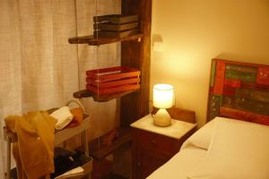 1 dormitorio con 1 cama y 1 lámpara en una mesa en 2 HABIT, SALA, TERRAZA, JARDIN, PARKING GRATiS, en Zumaia