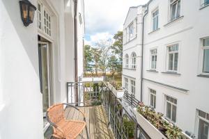 einen Balkon mit einem Tisch und Stühlen auf einem Gebäude in der Unterkunft Hotel Imperial Rügen in Binz